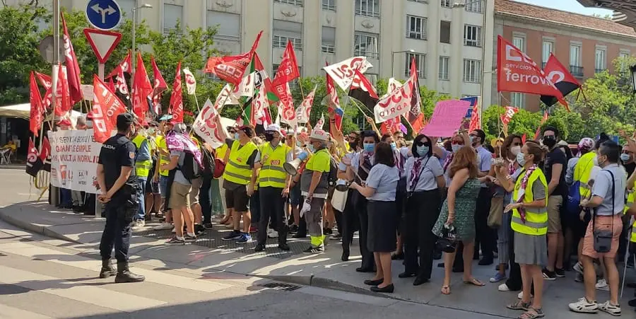 Los trabajadores de Ferrovial llevan la defensa del servicio a bordo de Renfe al Congreso