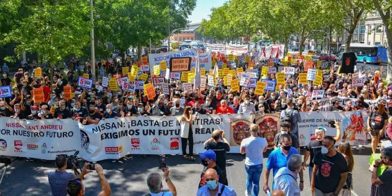 Más de 2.000 trabajadores exigen al Congreso soluciones contra el cierre de Nissan
