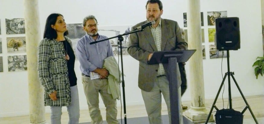 Julio Salazar entrega el premio del IV Concurso Fotográfico Sotermun al sevillano Antonio Jesús Pérez