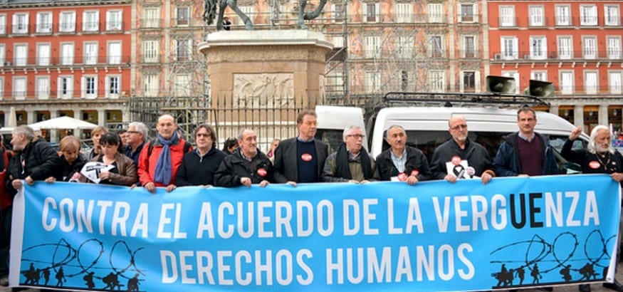 Cadena humana en la Plaza Mayor de Madrid a favor de las personas refugiadas
