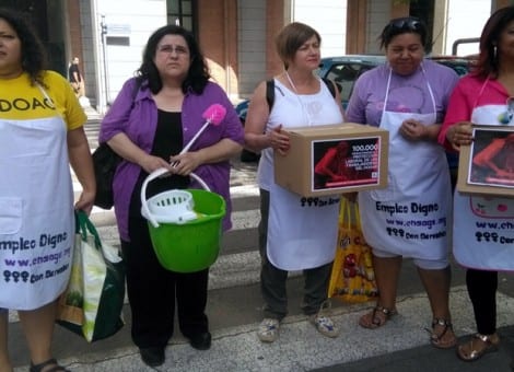 Entrega de 100.000 firmas pidiendo la protección laboral de las empleadas del hogar en España