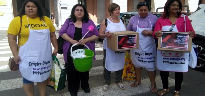 Entrega de 100.000 firmas pidiendo la protección laboral de las empleadas del hogar en España