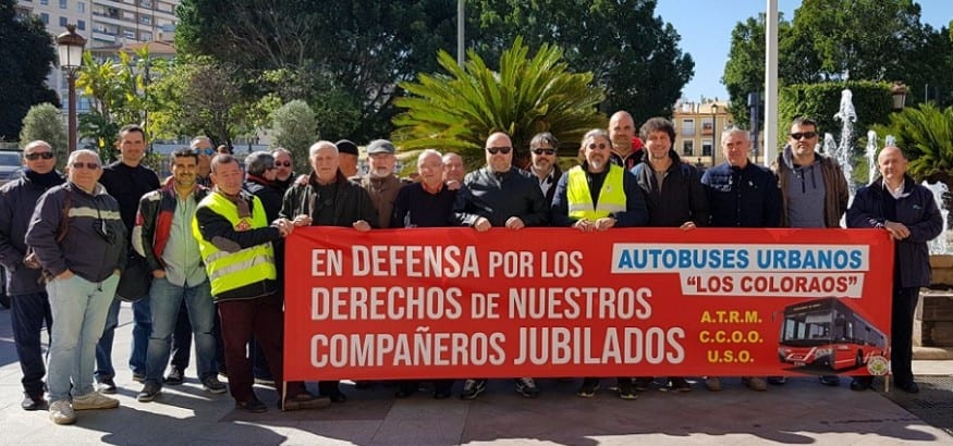 Concentración de trabajadores de Transportes de Murcia por la retirada del pase de libre circulación