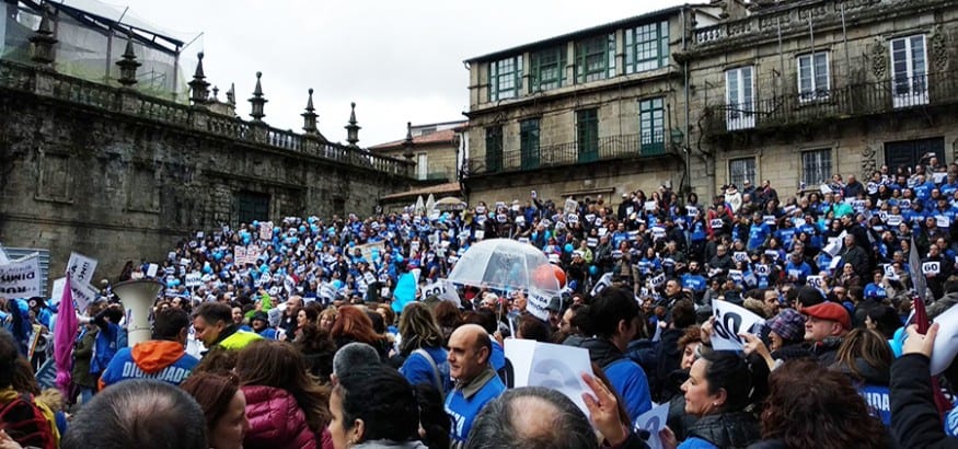 Miles de funcionarios exigen en Santiago acabar con la discriminación salarial que sufren