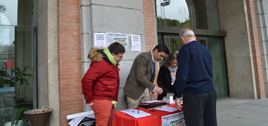 Joaquín Pérez, en la mesa de recogida de firmas de la MERP en el Ministerio de Empleo