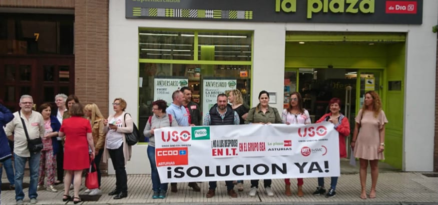 Trabajadores de La Plaza Día protestan contra el despido de trabajadores durante sus bajas