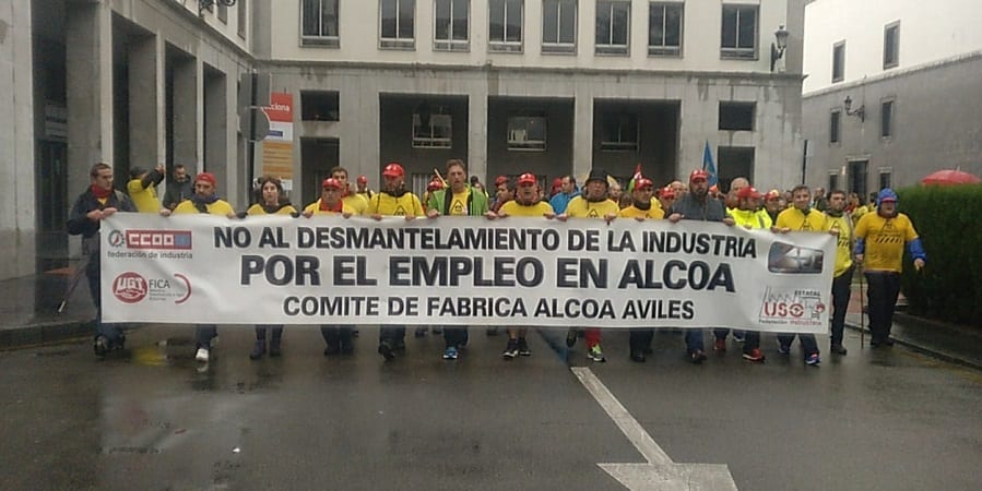 Los trabajadores de Alcoa Avilés marchan a pie desde la fábrica a Oviedo por la retirada del ERE