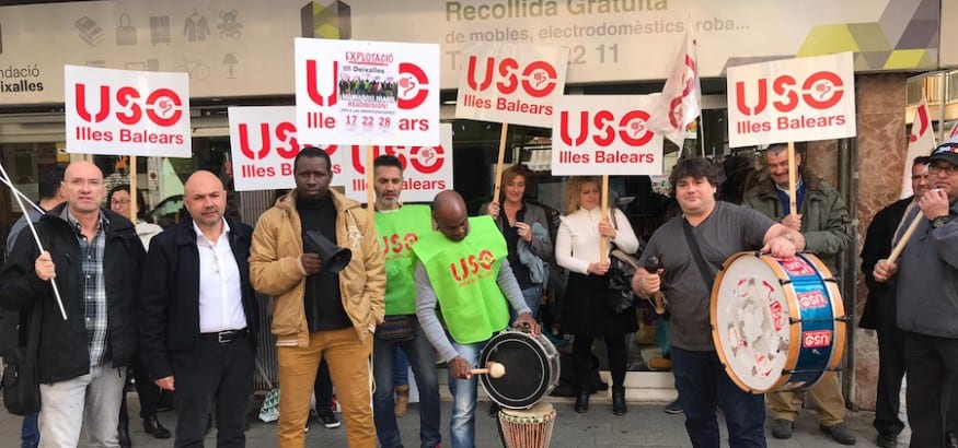 FI-USO arropa a Mamadou Niang en una nueva concentración para reclamar su readmisión
