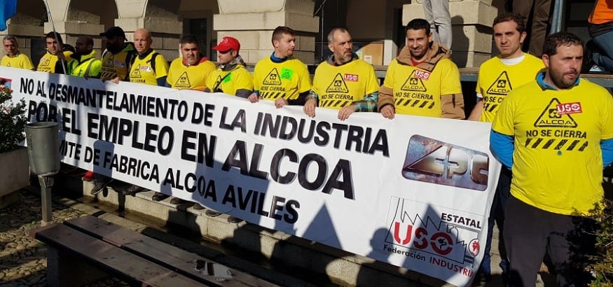 Los trabajadores de Alcoa de Avilés y Galicia marchan a pie hasta el límite autonómico por su empleo