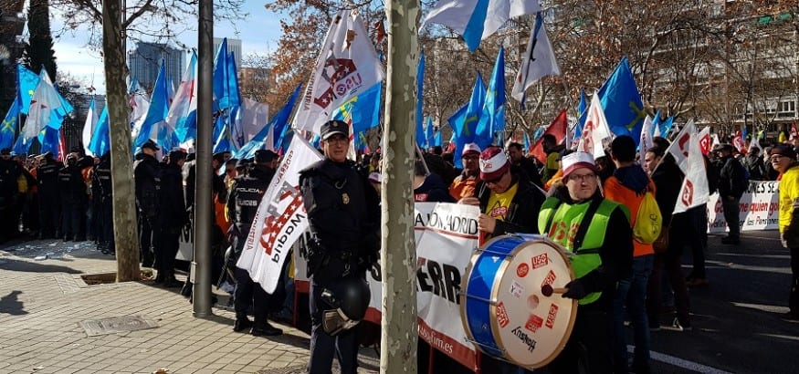 2.000 personas claman frente al Ministerio de Industria por la continuidad de las plantas de Alcoa