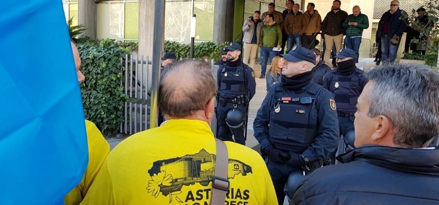 Los trabajadores de Alcoa ratifican el acuerdo y exigen a los gobiernos que cumplan su compromiso Los trabajadores de Alcoa ratifican el acuerdo y exigen a los gobiernos que cumplan su compromiso