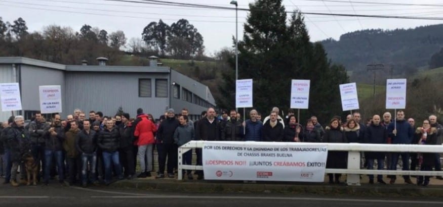 Los trabajadores de Chassis Brakes se concentran contra el despido de una afiliada de USO-Cantabria