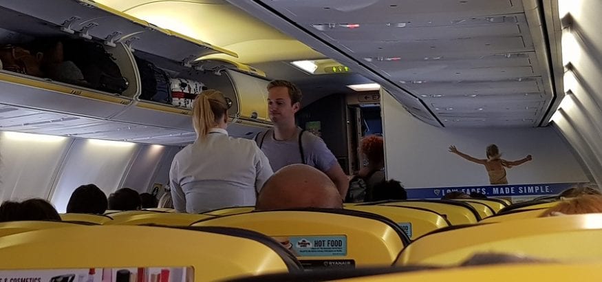 USO denuncia que Ryanair discrimina a las tripulantes obligándolas a llevar falda y delantal