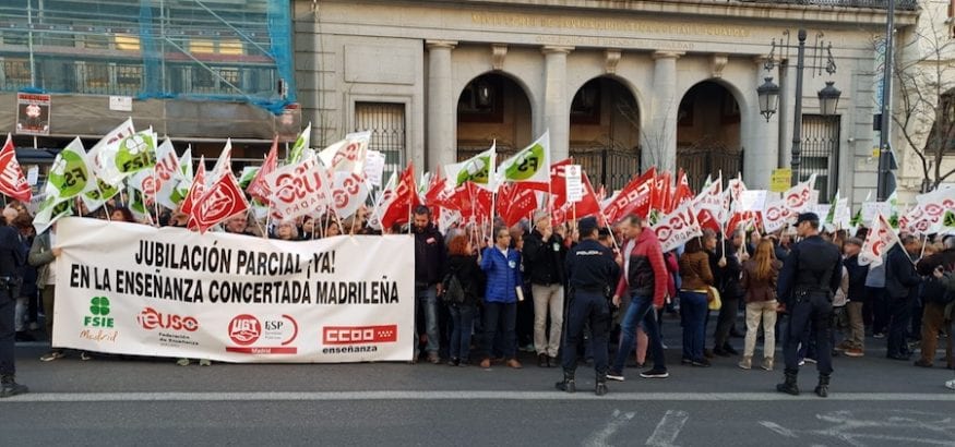 Miles de docentes de la Concertada se concentran para pedir un acuerdo de jubilación parcial