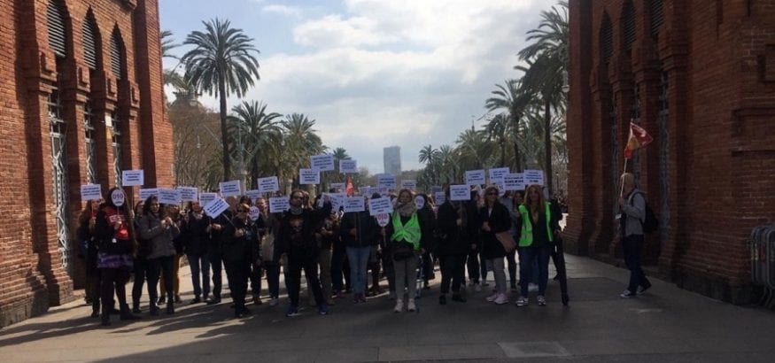 Los trabajadores del 010 de Barcelona reanudan la huelga indefinida