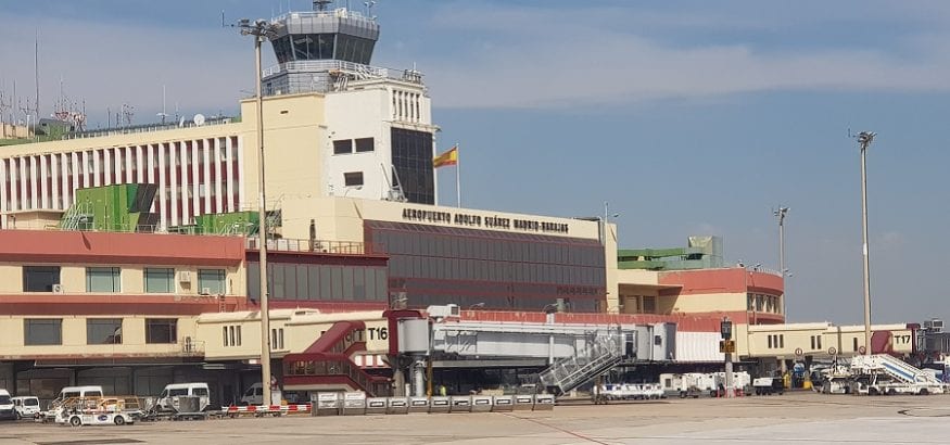 Los trabajadores del combustible de Barajas negocian mañana la desconvocatoria de huelga