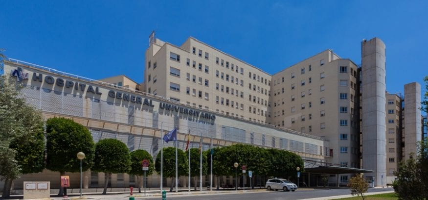 Los trabajadores del hospital de Alicante se concentran por la falta de seguridad