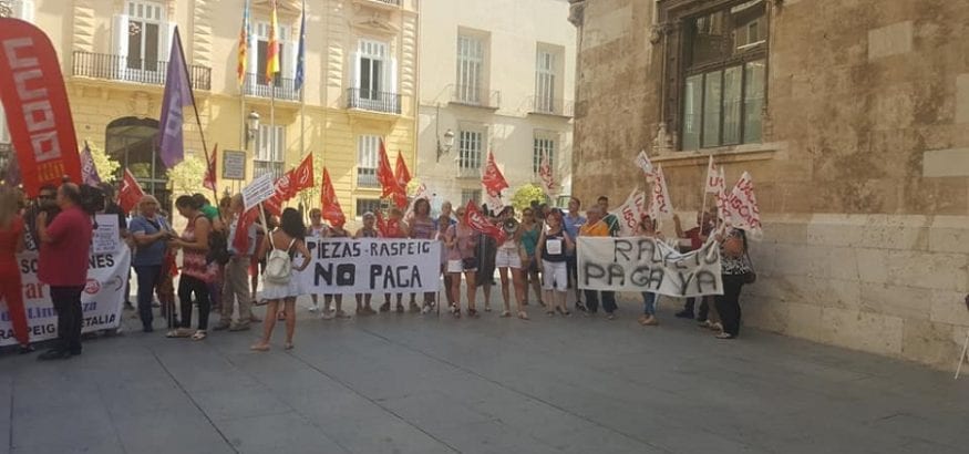 Las trabajadoras de Limpiezas Raspeig exigen el pago de sus nóminas