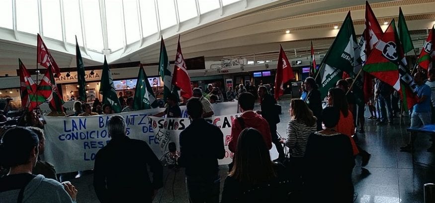 Los trabajadores del aeropuerto de Bilbao suspenden la huelga hasta asamblea de ratificación del viernes