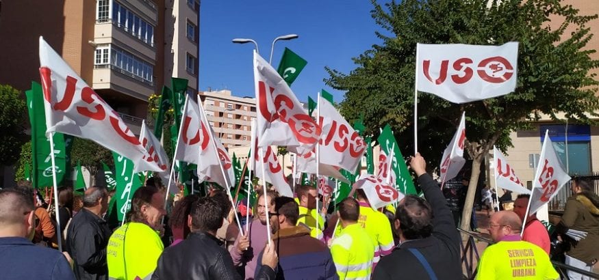 USO protesta frente al Ayuntamiento de Almería por sanciones y despidos en Entorno Urbano