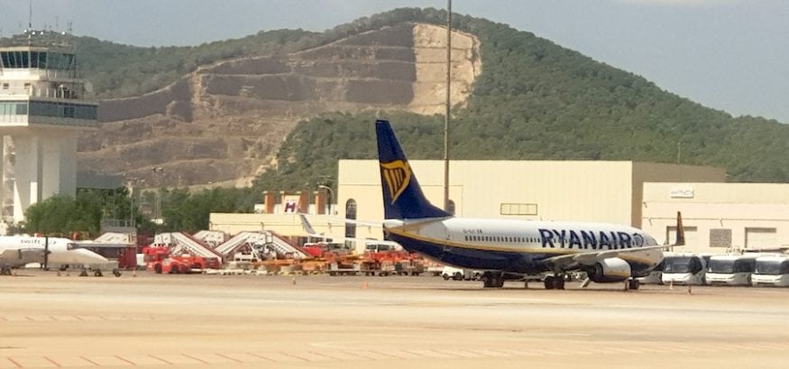 Ryanair cierra sus bases en Canarias sin entregar las cartas de despido a sus trabajadores