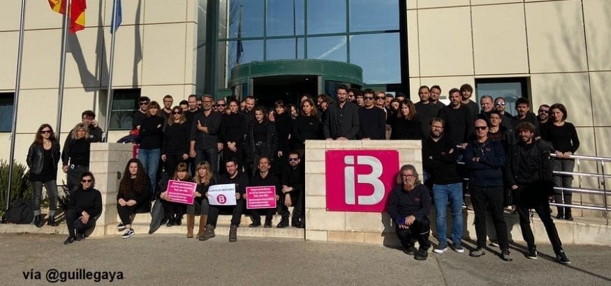 Trabajadores y viernes negros de IB3, con el simbolismo del "Día del Periodista"