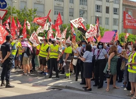 Los trabajadores de Ferrovial llevan la defensa del servicio a bordo de Renfe al Congreso