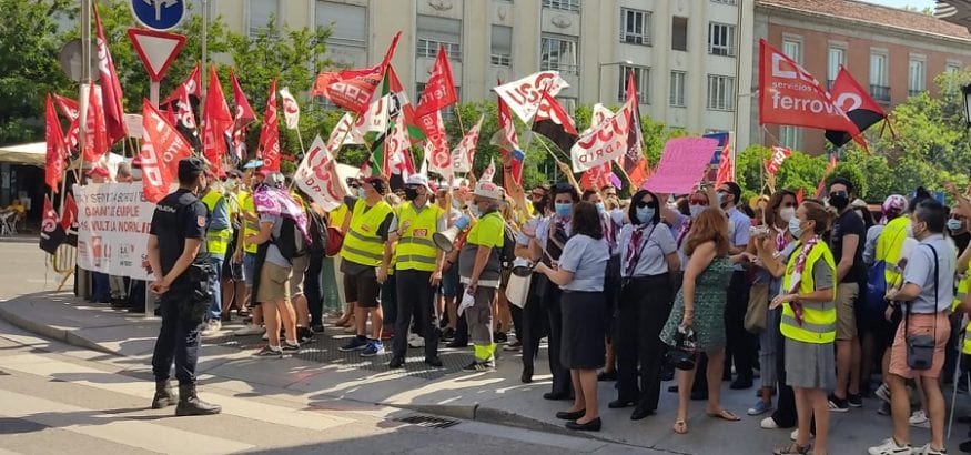 Los trabajadores de Ferrovial llevan la defensa del servicio a bordo de Renfe al Congreso