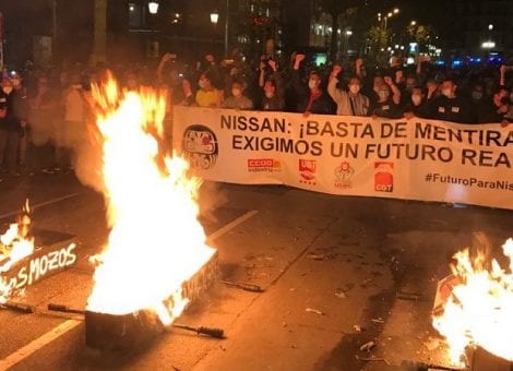 Los trabajadores de Nissan recorren de noche las calles de Barcelona contra el cierre