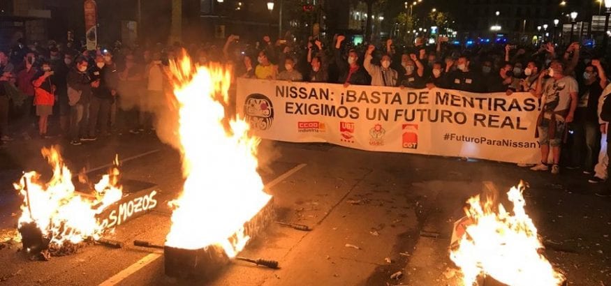Los trabajadores de Nissan recorren de noche las calles de Barcelona contra el cierre
