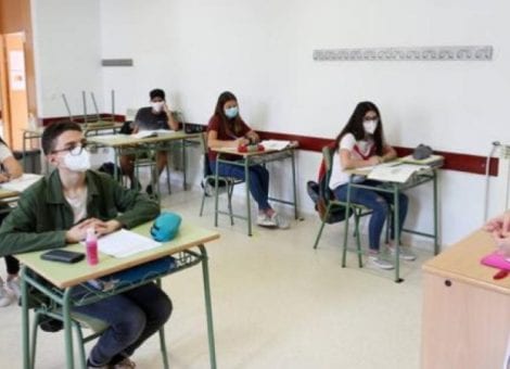 FEUSO pide priorizar la vacunación a profesores y personal docente
