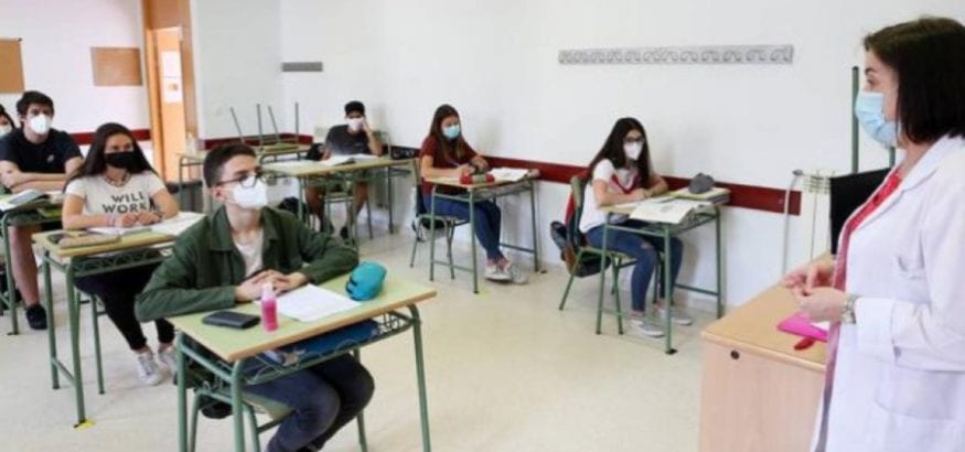 FEUSO pide priorizar la vacunación a profesores y personal docente