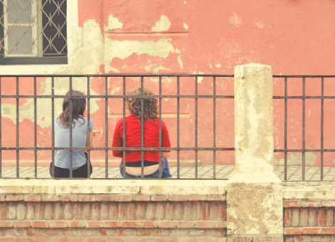 Ser joven, uno de los principales factores de exclusión social en 2021